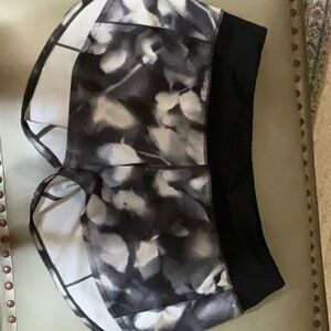 Lululemon speed up mid rise shorts in size 6. 4 inch
